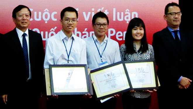 Camino de tres jóvenes vietnamitas ganadores del concurso de ensayo sobre Perú